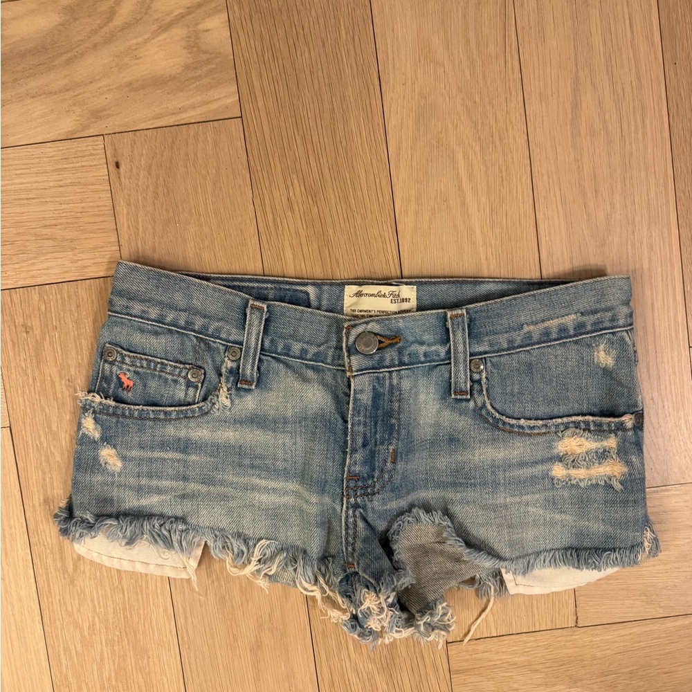 ABERCROMBIE & FITCH mini short low rise light wash
